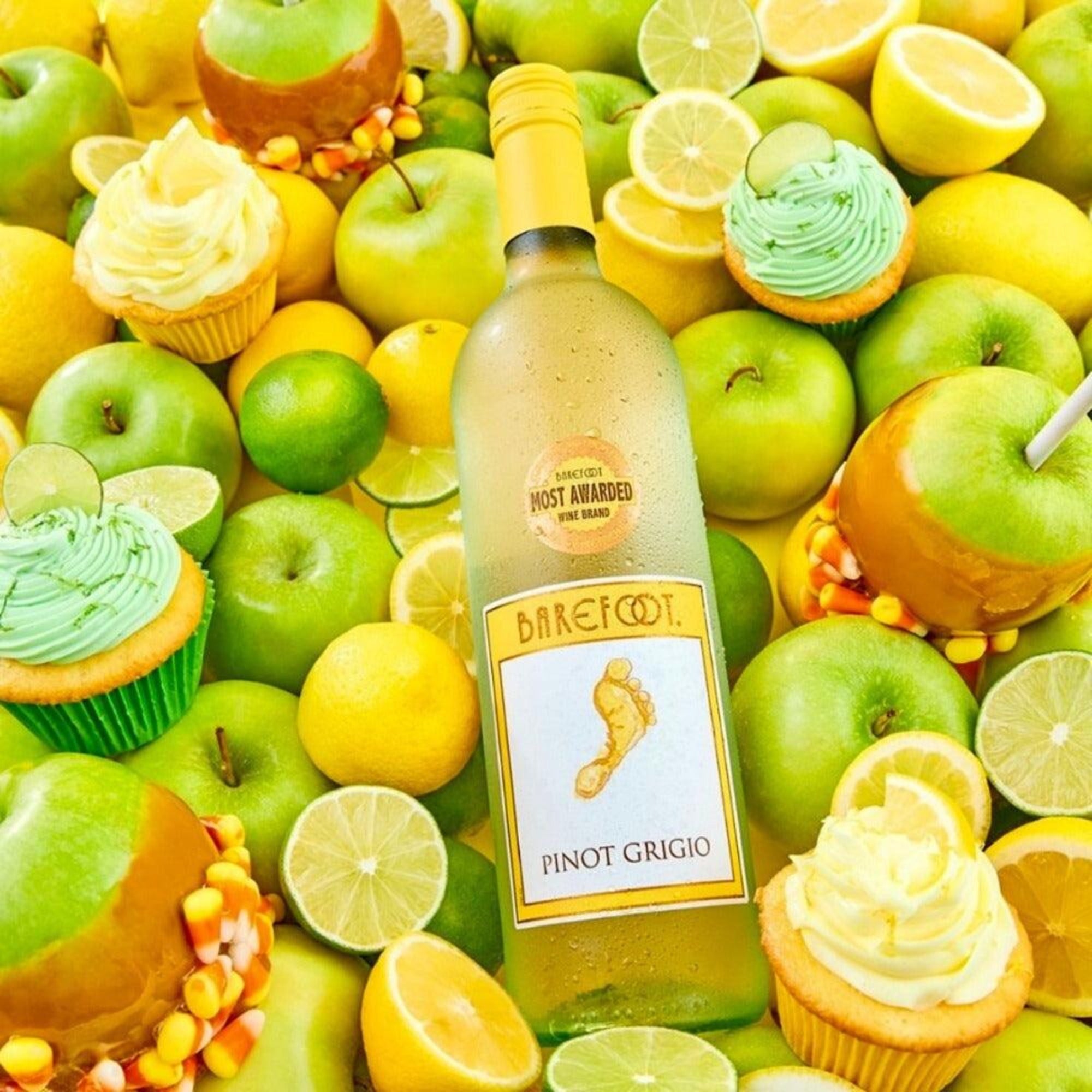 Barefoot Pinot Grigio White Wine 75cl bottle with chilled glass and fresh lemon slices
